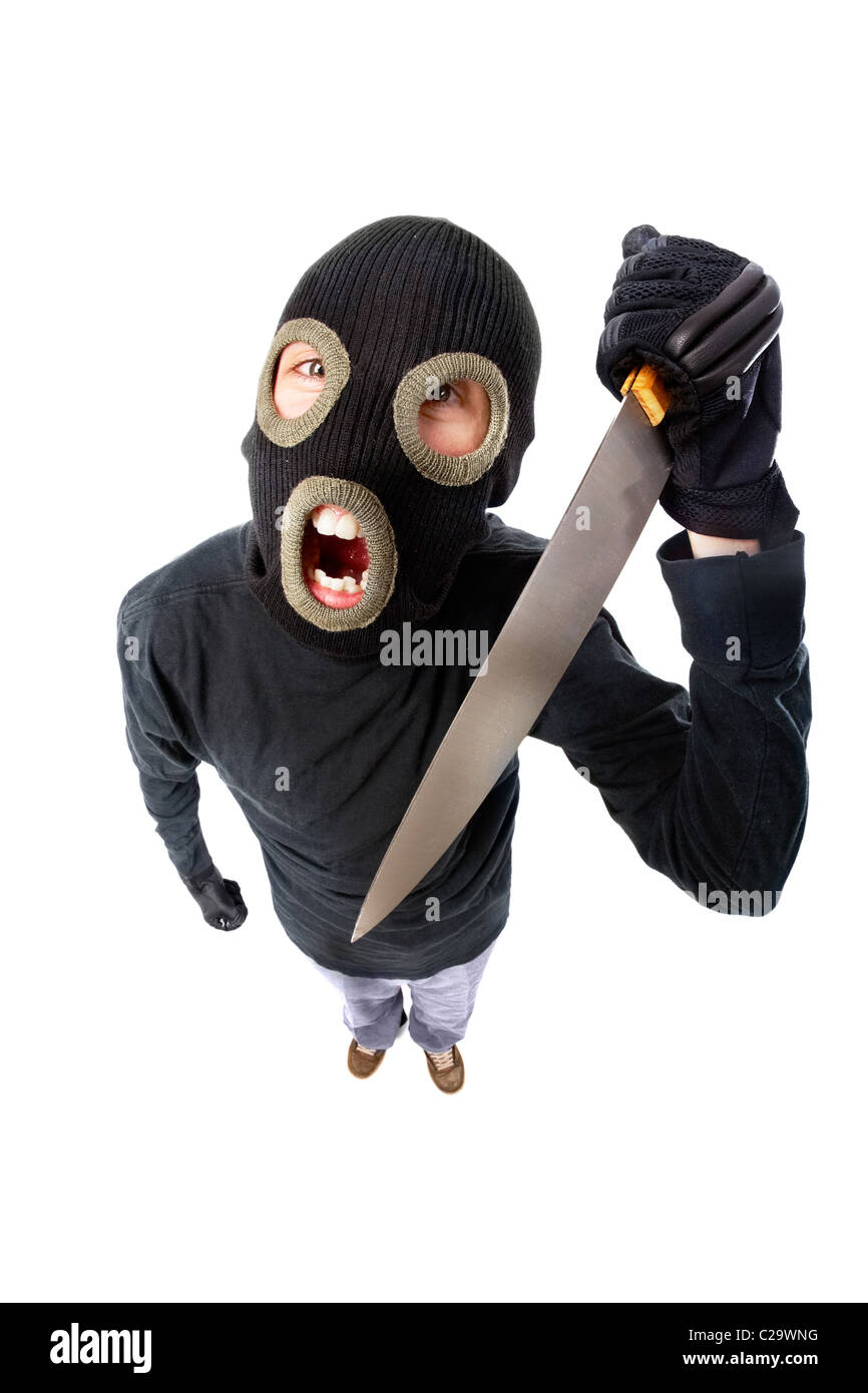 Fischaugen-Schuss eines Verbrechers in Maske mit Messer Stockfoto