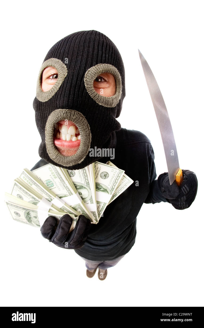 Fischaugen-Schuss eines Verbrechers in Maske mit Messer und Geld Stockfoto