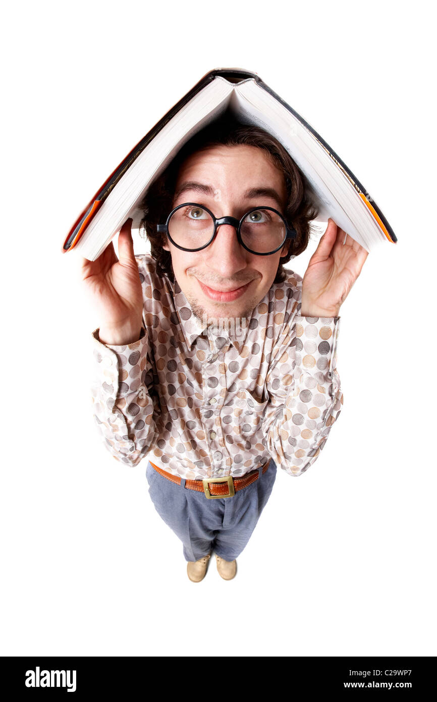 Verzerrtes Bild von ein Nerd, der ein Buch über den Kopf hält Stockfoto