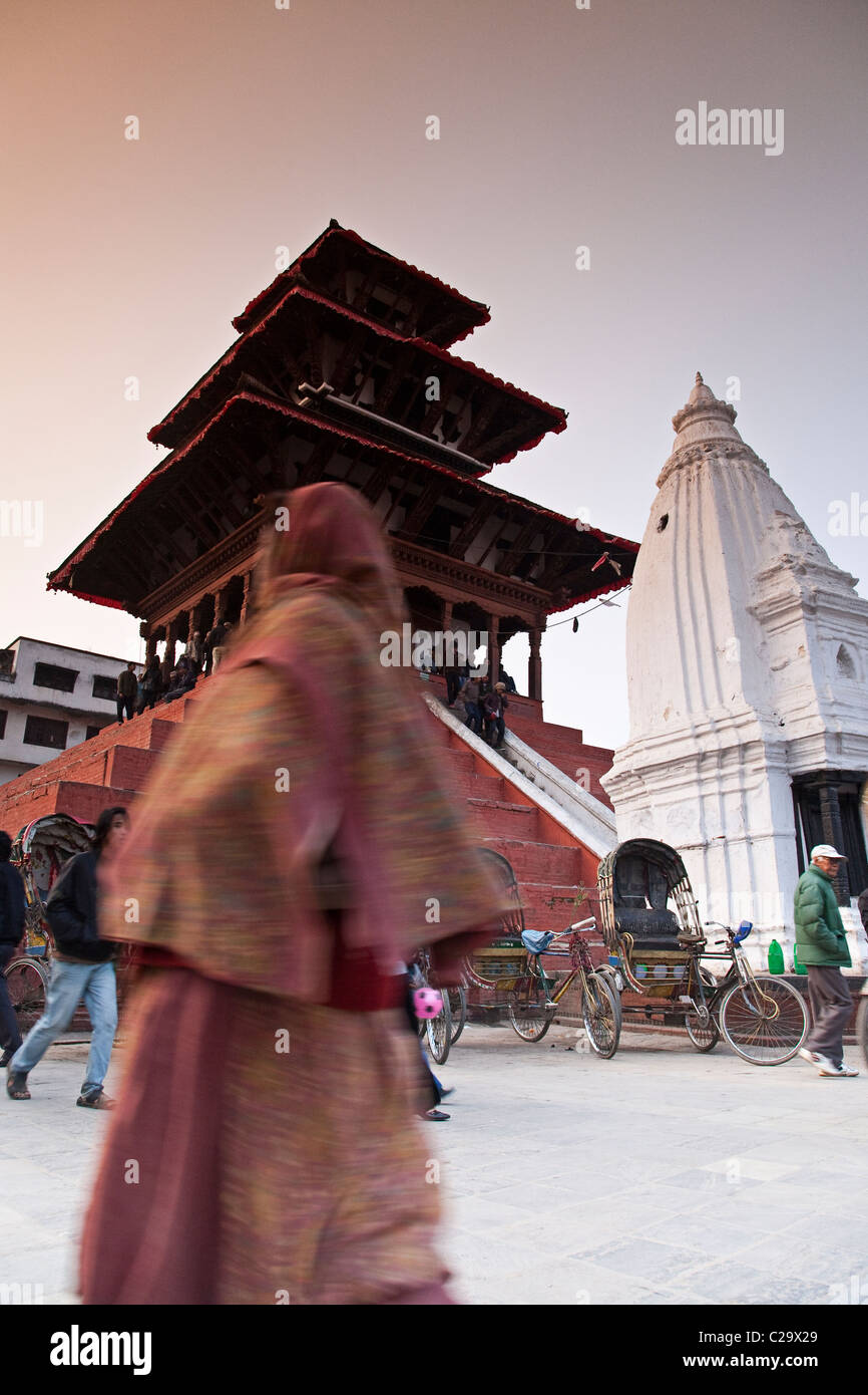 Frau im traditionellen nepalesischen Kleidung Wandern in Durbar Square. Kathmandu, Nepal Stockfoto