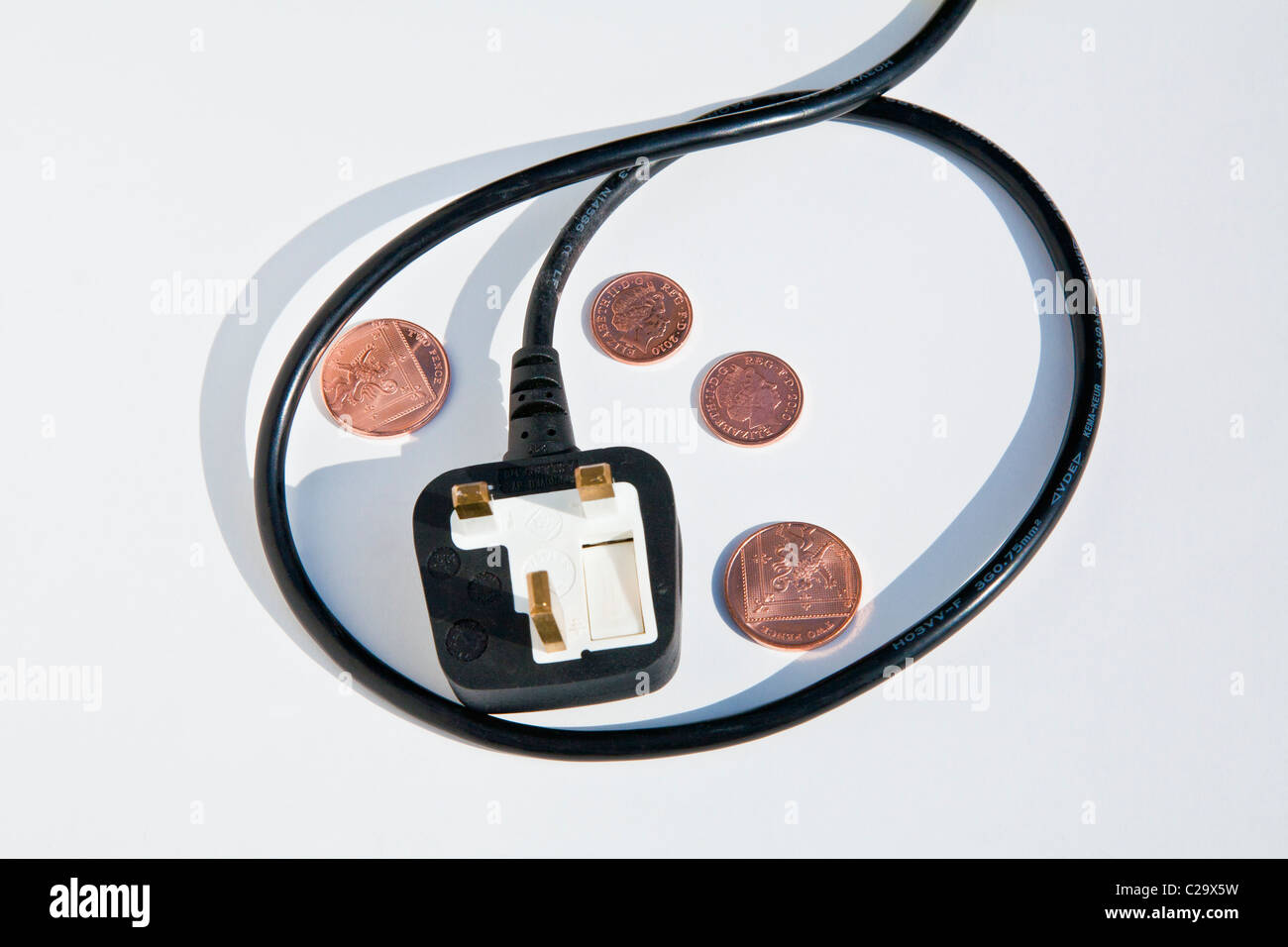 Elektrische Stecker mit Blei und Penny Einsparungen Stockfoto