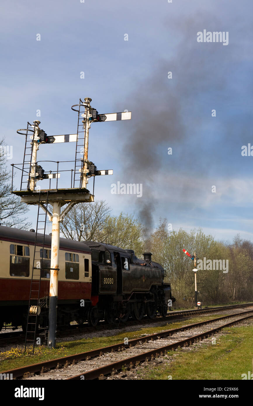 Britische Schiene Standard Class 4 Lokomotive, Nr. 80080 bei der East Lancs Bahn Haltestelle Ramsbottom, Lancashire, UK Stockfoto