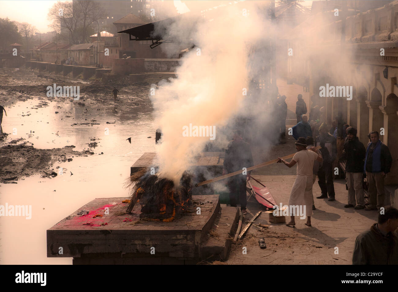 Hindu Bestattungsritual. Brennende Körper auf Scheiterhaufen im Pashupatinath Tempel. Nepal, Asien Stockfoto