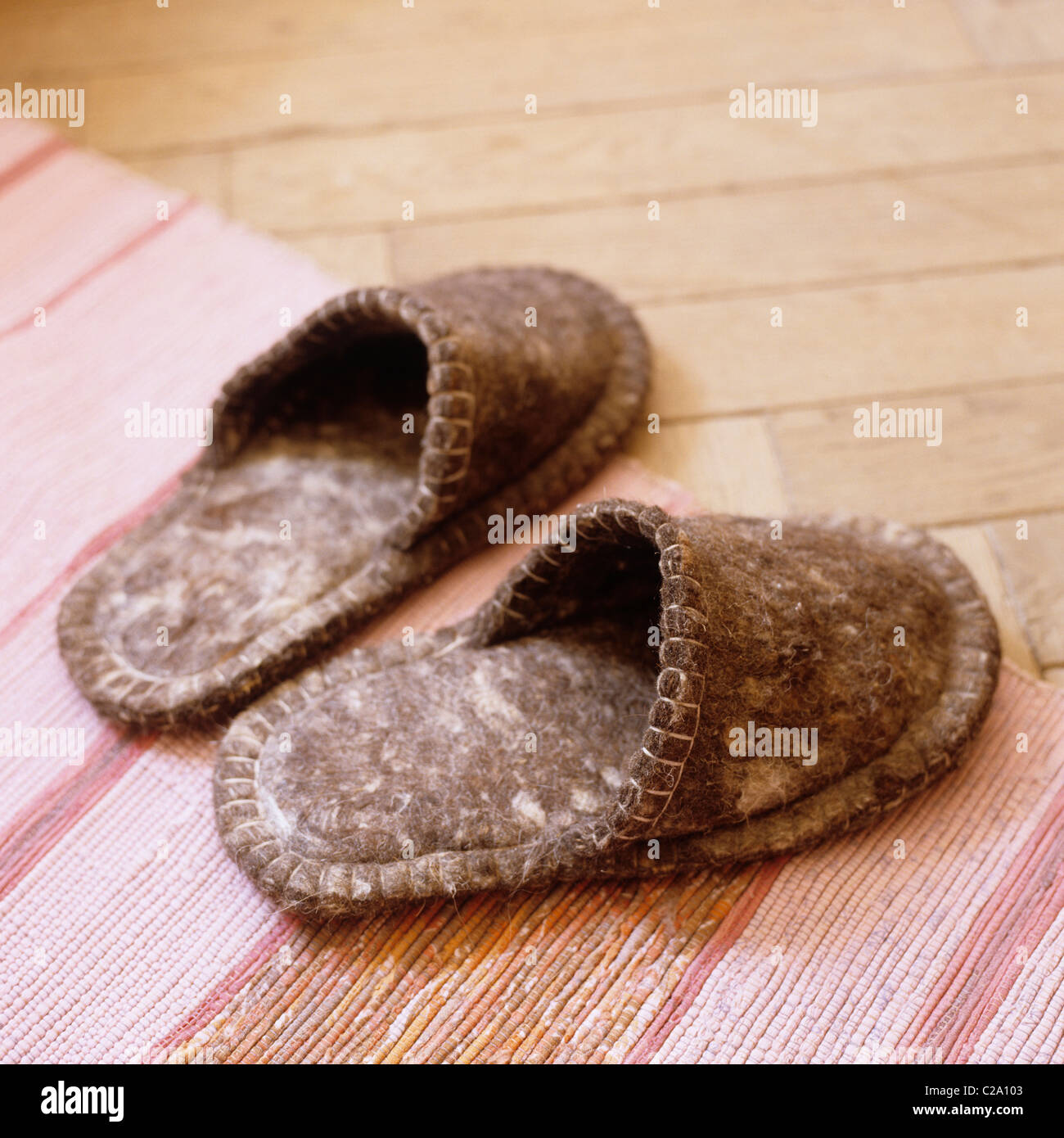 Gefilzte russischen Pantoffeln auf gewebte Matte Stockfoto