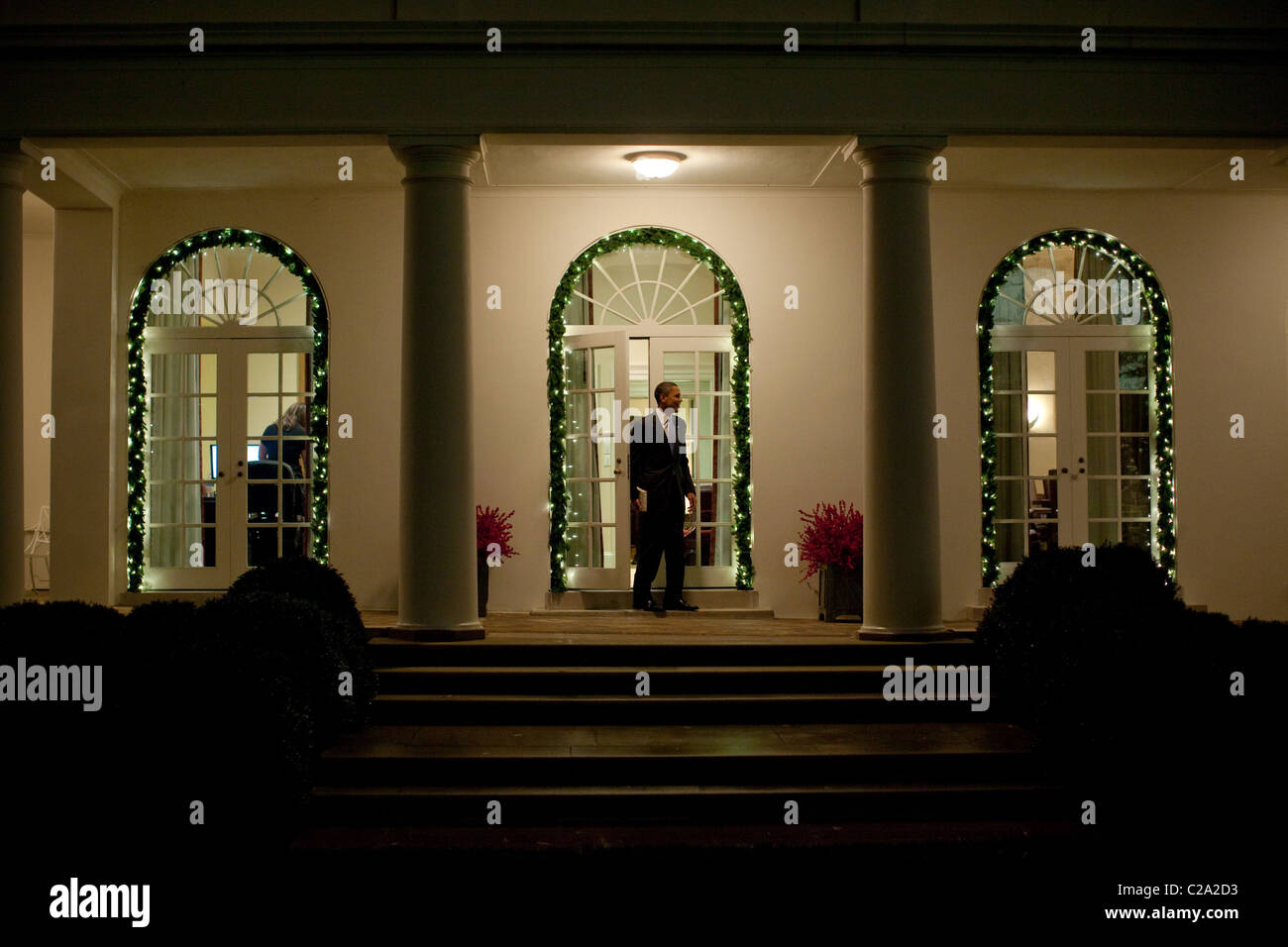 Präsident Barack Obama fährt der äußeren Oval Office am Ende des Tages, 2. Dezember 2009.  Washington DC, USA - 02.12.09 weiß Stockfoto