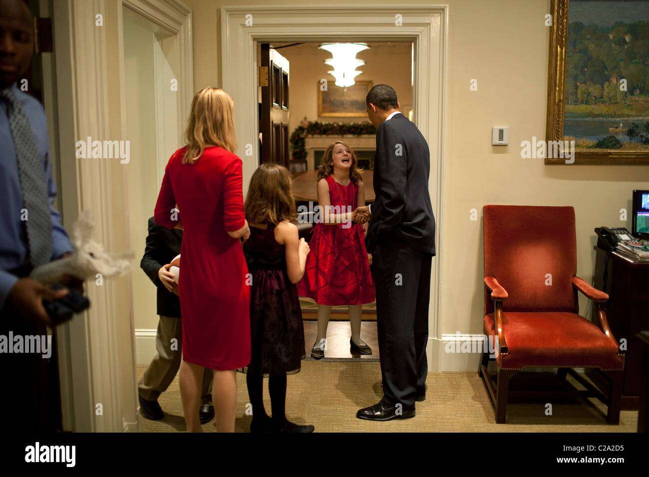 Präsident Barack Obama begrüßt die Familie eines ausgeschiedenen Bediensteten in der äußeren Oval Office, 7. Dezember 2009.    Washington DC, Stockfoto