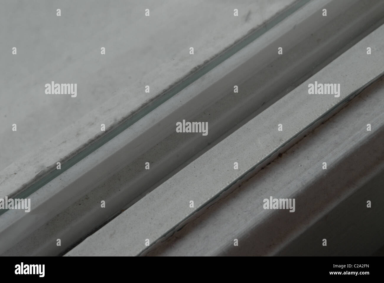 Verkehr Luftverschmutzung Staub auf Fensterrahmen. Stockfoto