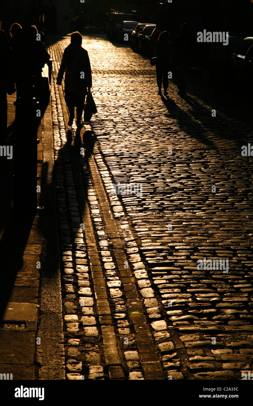 Niedrige Abendsonne auf dem Kopfsteinpflaster der Earlham Street, Seven Dials, Covent Garden, London, UK Stockfoto