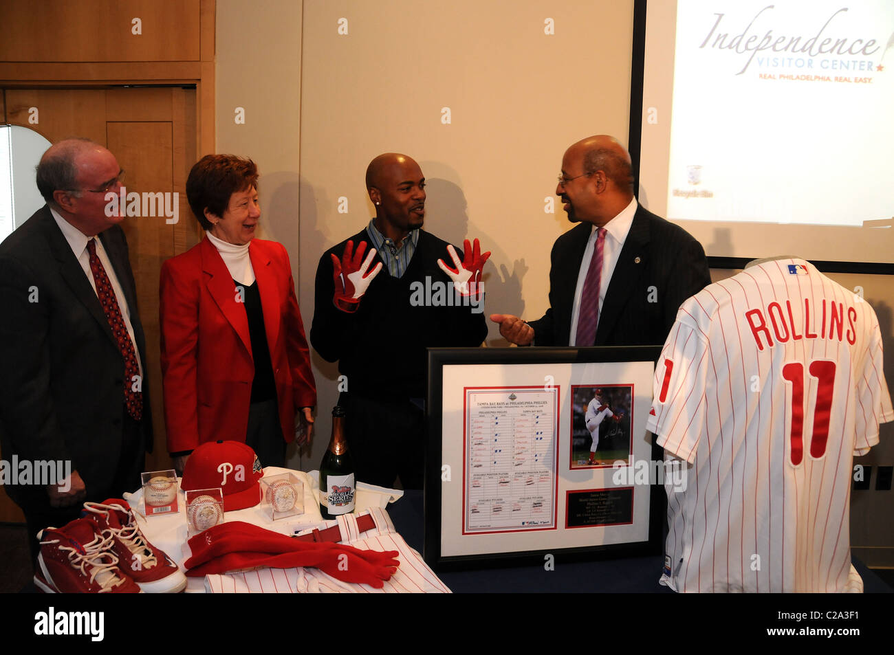 David Montgomery, Pres Phillies, Sam Katz, Viki Sand und Bürgermeister Nutter Jimmy Rollins präsentiert Phillies Erinnerungsstücke an die Stockfoto