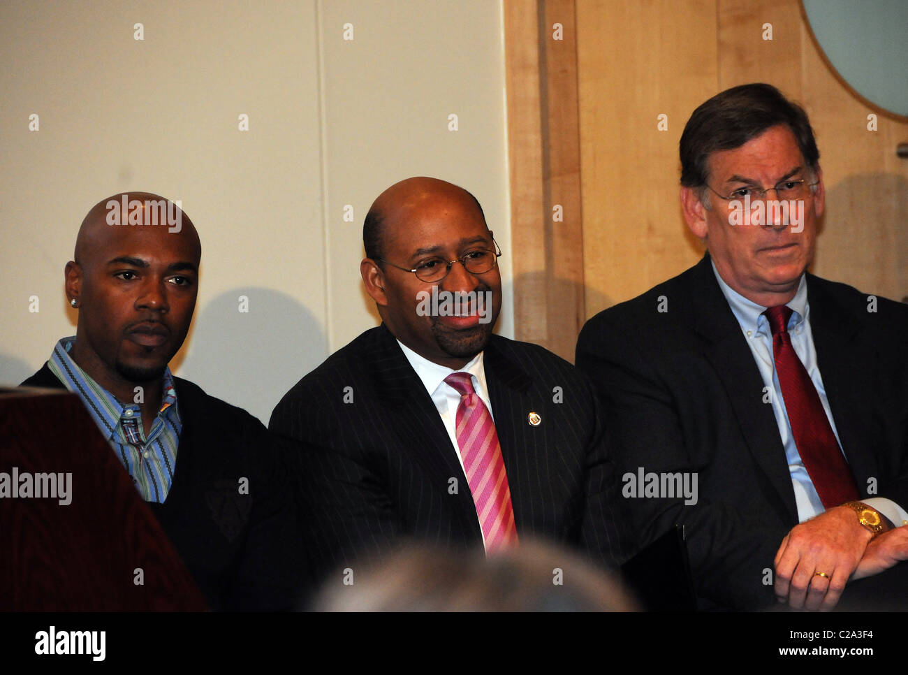 Jimmy Rollins, Bürgermeister Nutter und Sam Katz Jimmy Rollins präsentiert Phillies Erinnerungsstücke im Atwater Kent Museum of Stockfoto