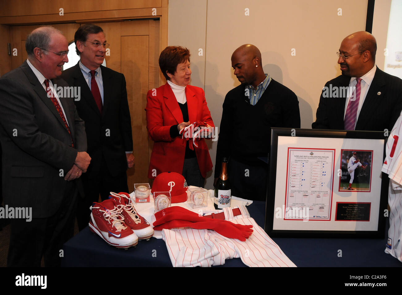 David Montgomery, Pres Phillies, Sam Katz, Viki Sand und Bürgermeister Nutter Jimmy Rollins präsentiert Phillies Erinnerungsstücke an die Stockfoto