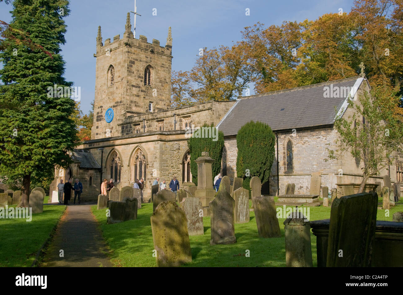 Anbeter verlassen Eyam Kirche in Derbyshire UK Stockfoto