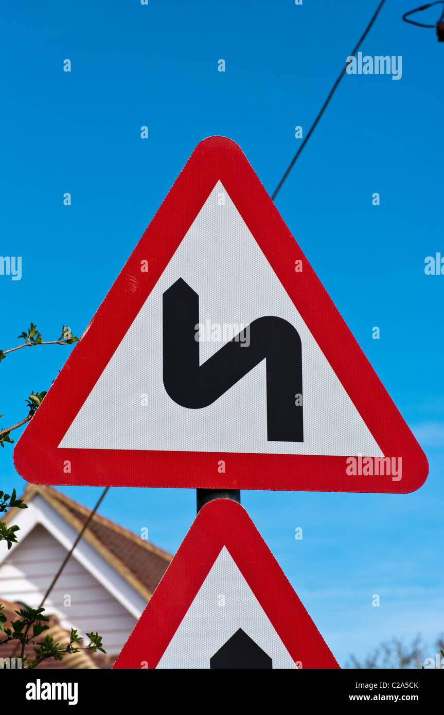 Reihe von Kurven voraus UK Verkehr Verkehrsschild Stockfoto