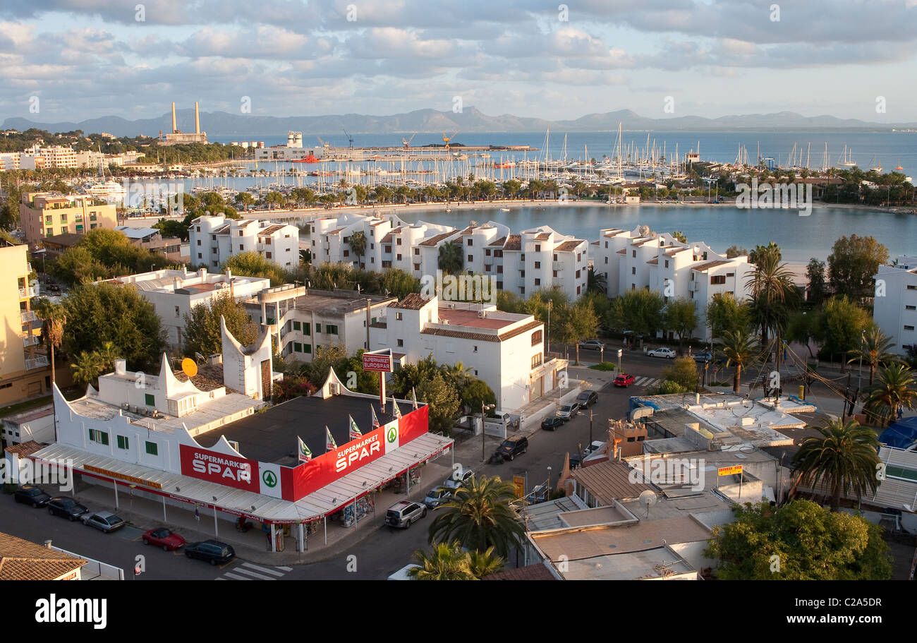 Schöne Luftaufnahme des Ferienortes Puerto de Alcudia, Mallorca, Spanien Stockfoto