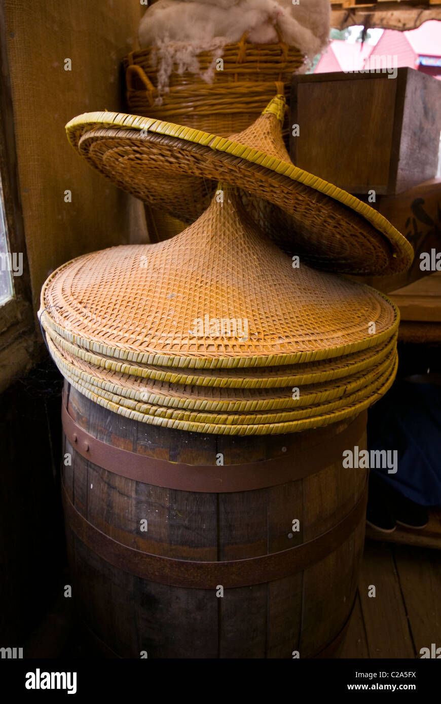 Gesponnene Flechtweide breitkrempige Sonnenhüte auf Verkauf für chinesische Goldgräber. Stockfoto