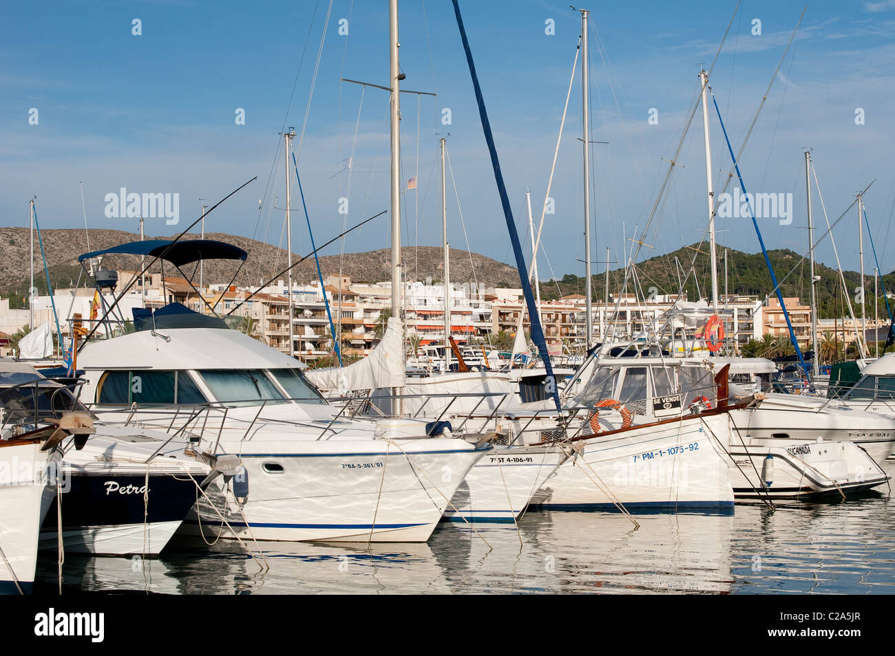 Boote in der Marina am beliebten Urlaubsort Puerto de Alcudia, Mallorca, Spanien Stockfoto