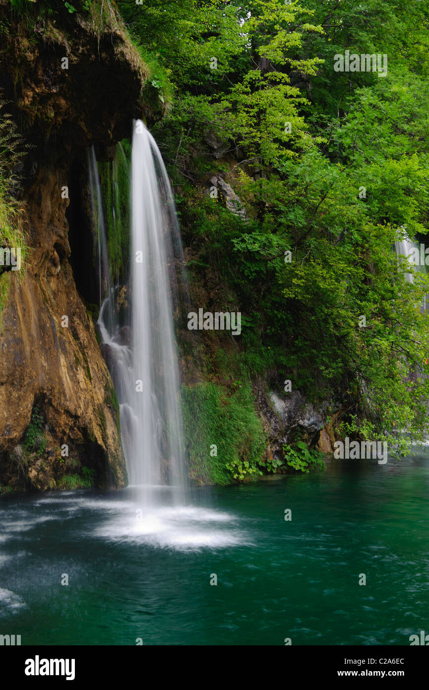 Wasserfall im Nationalpark. Plitvice, Kroatien. Beliebtes touristisches Ausflugsziel. Stockfoto