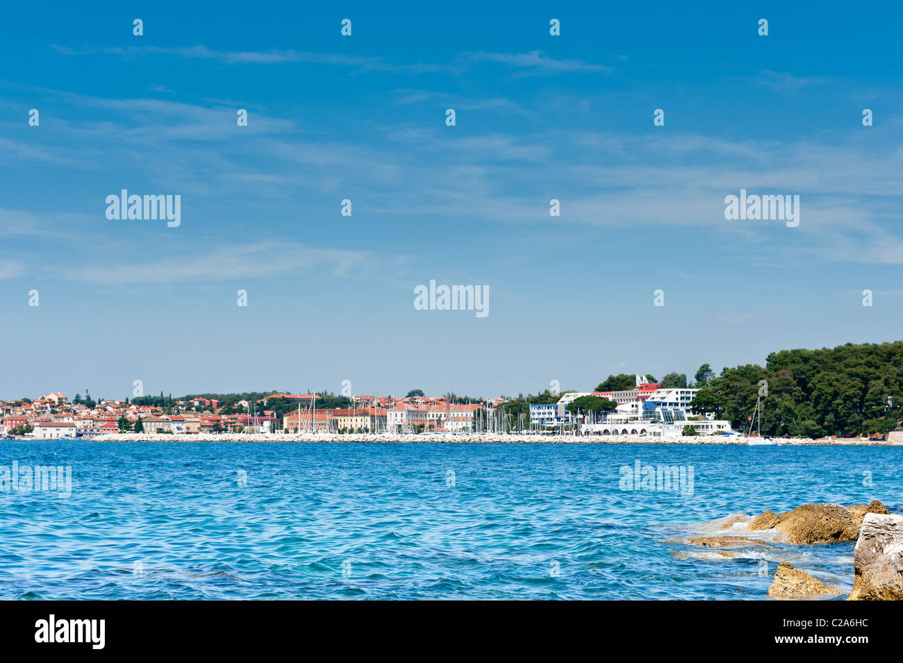 Adria-Küste von Rovinj, Kroatien. Beliebtes touristisches Ausflugsziel. Stockfoto