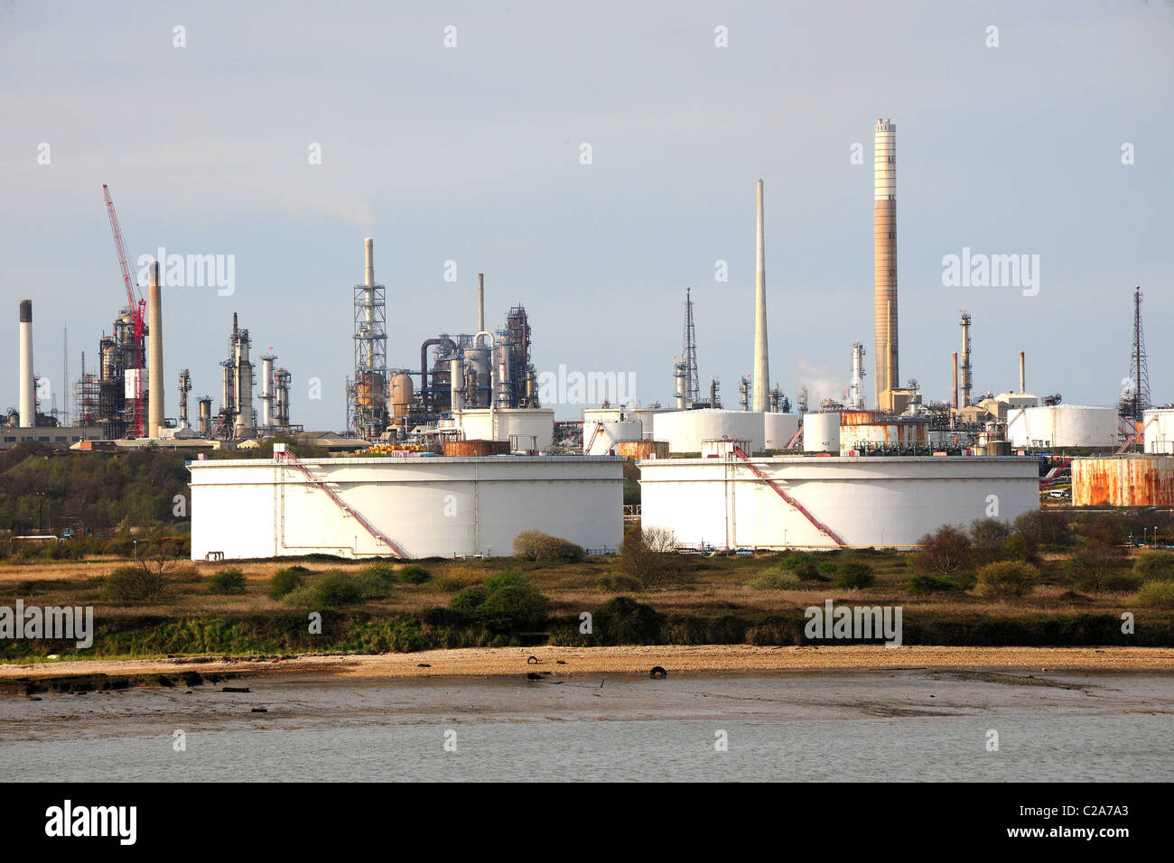 Eine Küste Öl-Raffinerie Lagertanks und Rauchende Schlote Stockfoto
