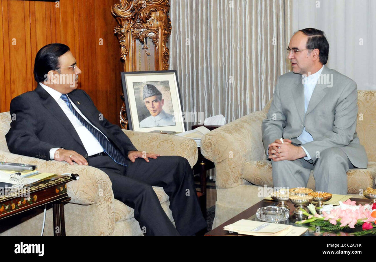 Präsident Asif Ali Zardari mit Iran Botschafter, Mashallah Shakri bei Treffen in Aiwan-e-Sadr in Islamabad auf zwa spricht Stockfoto