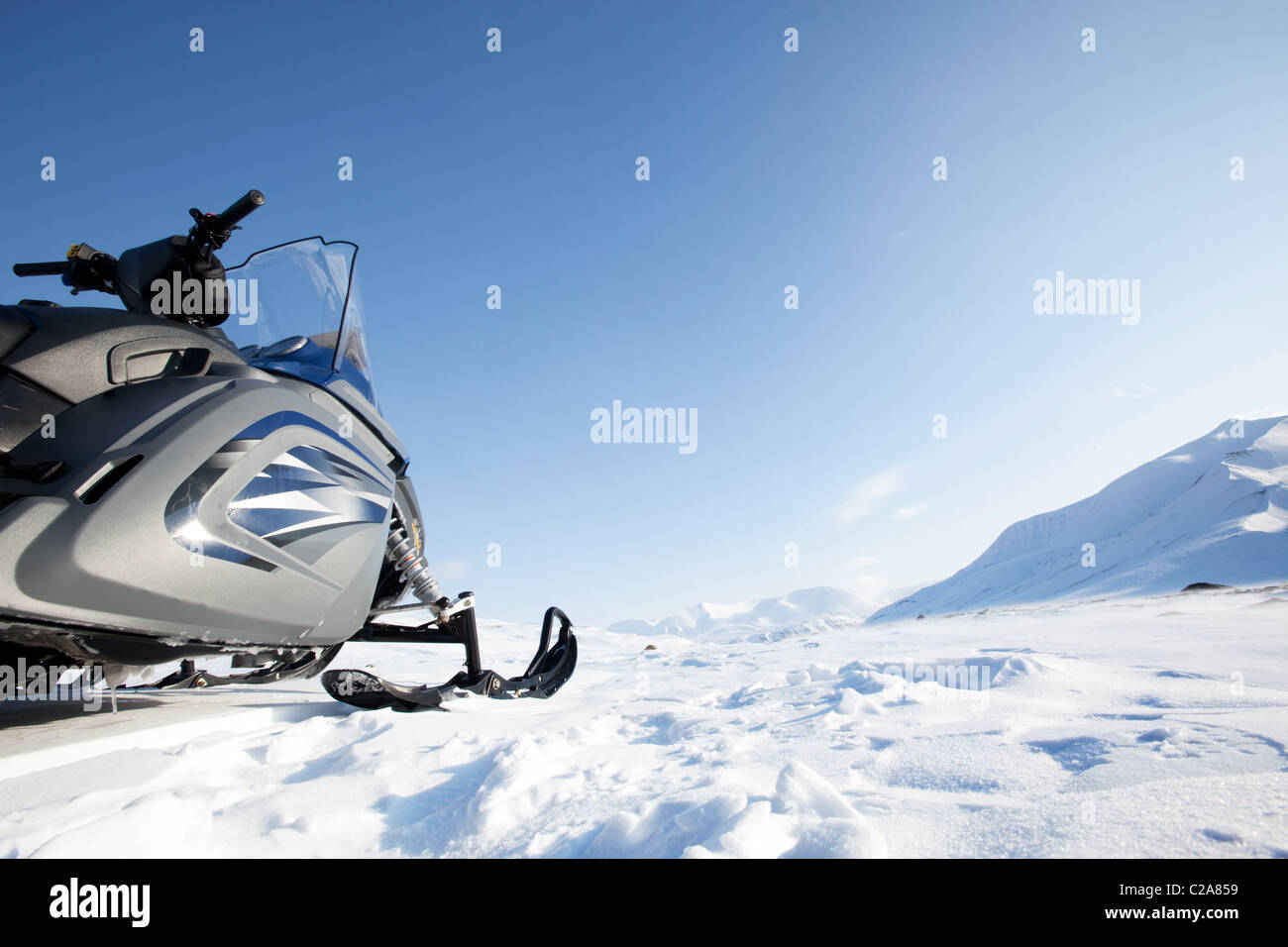 Ein Schneemobil auf einer Winterlandschaft Wildnis Stockfoto