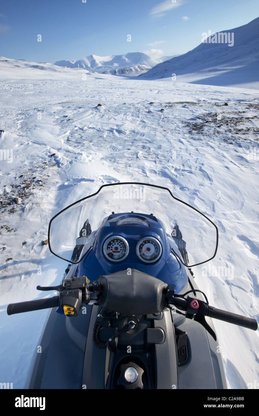 Ein Schneemobil auf einer Winterlandschaft Wildnis Stockfoto