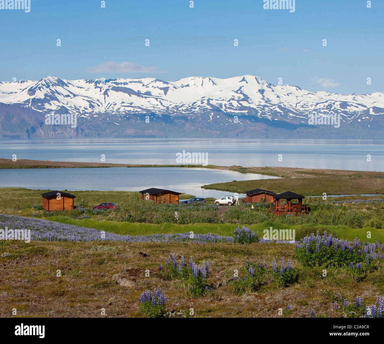 Ferienhaus mit Blick auf Wasser und Berge, Skjalfandi Bucht, Halbinsel Tjornes, Island Stockfoto