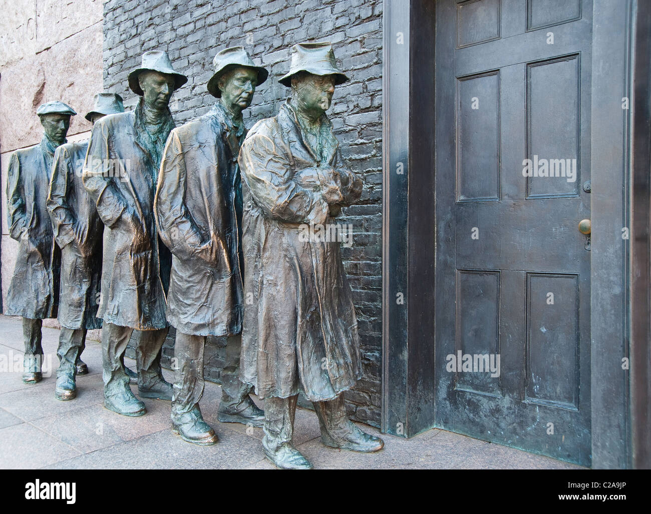 Bronzestatuen von gemeinsamen Depression Ära Männer eine Suppenküche anstehen. Diese Statuen befindet sich auf dem FDR Memorial in DC. Stockfoto