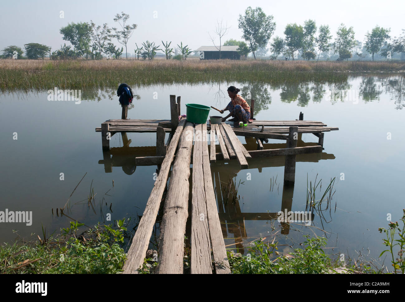 Frau ihre Wäsche auf einem Teich in der Nähe von Inle-See. Myanmar Stockfoto