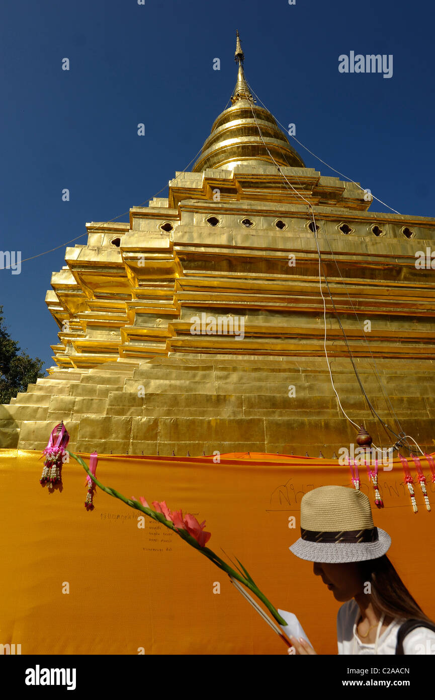 Anbeter die Pagode am Wat Phra, dass Doi Jom Thong, Chom Thong District, Provinz Chiang Mai, thailand Stockfoto