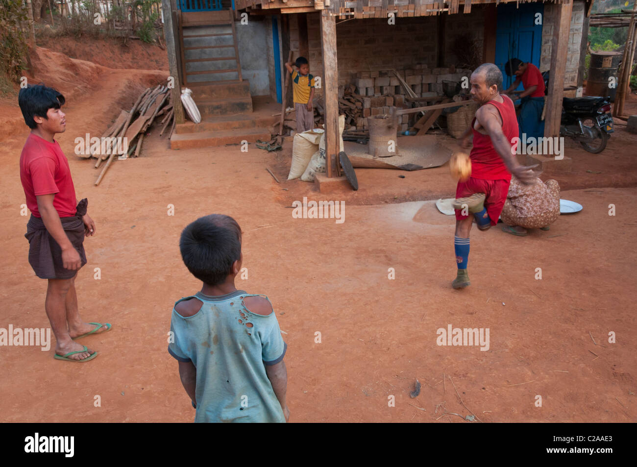 Bauern Spiele mit Ball am späten Nachmittag. Mindayik Dorf. Shan-Staat. Myanmar Stockfoto