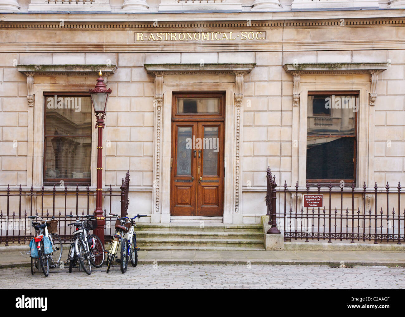 Die Royal Astronomical Society Gebäude im Ostflügel des Burlington House im Rathaushof Royal Academy in London Stockfoto