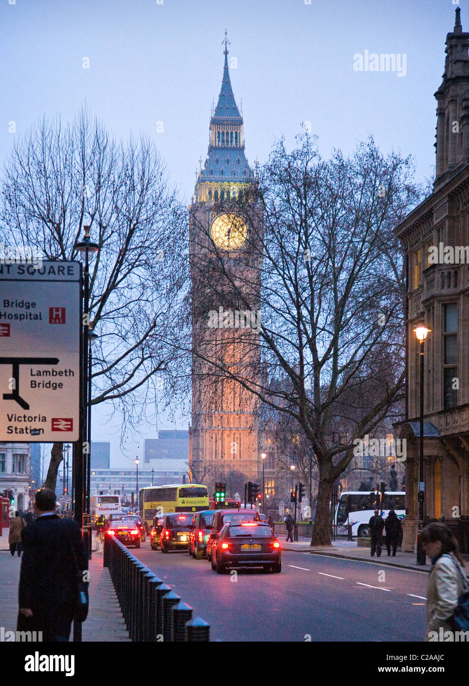 Big Ben oder St Stephen Turm am Parliament Square in London in der Dämmerung an einem Winterabend Stockfoto