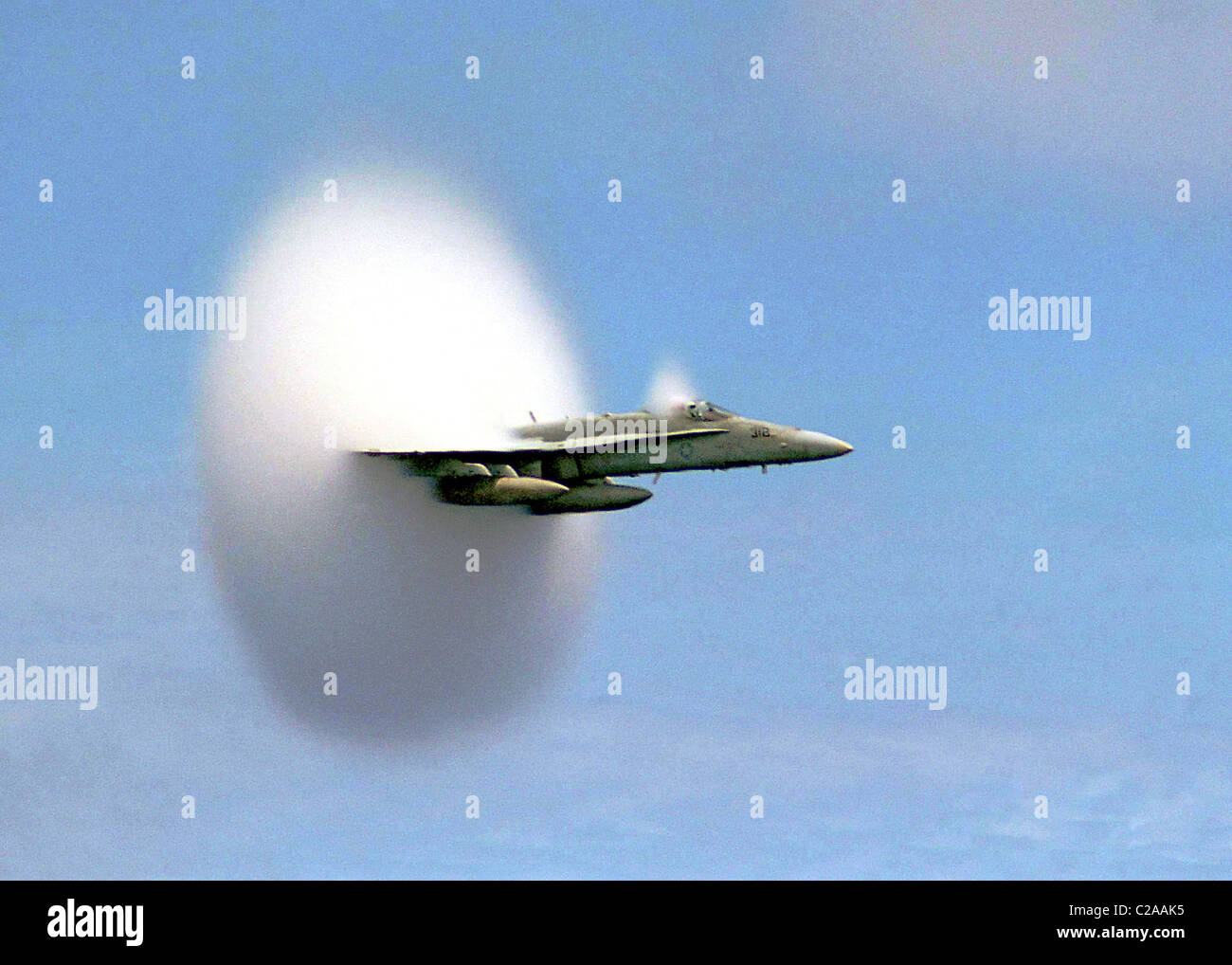 Vor der Kamera - ein US-Marine-Jet bricht die Schallmauer und schafft einen weißen Dampf Kegel / cloud bekannt als ein "Schock-Collar". Stockfoto