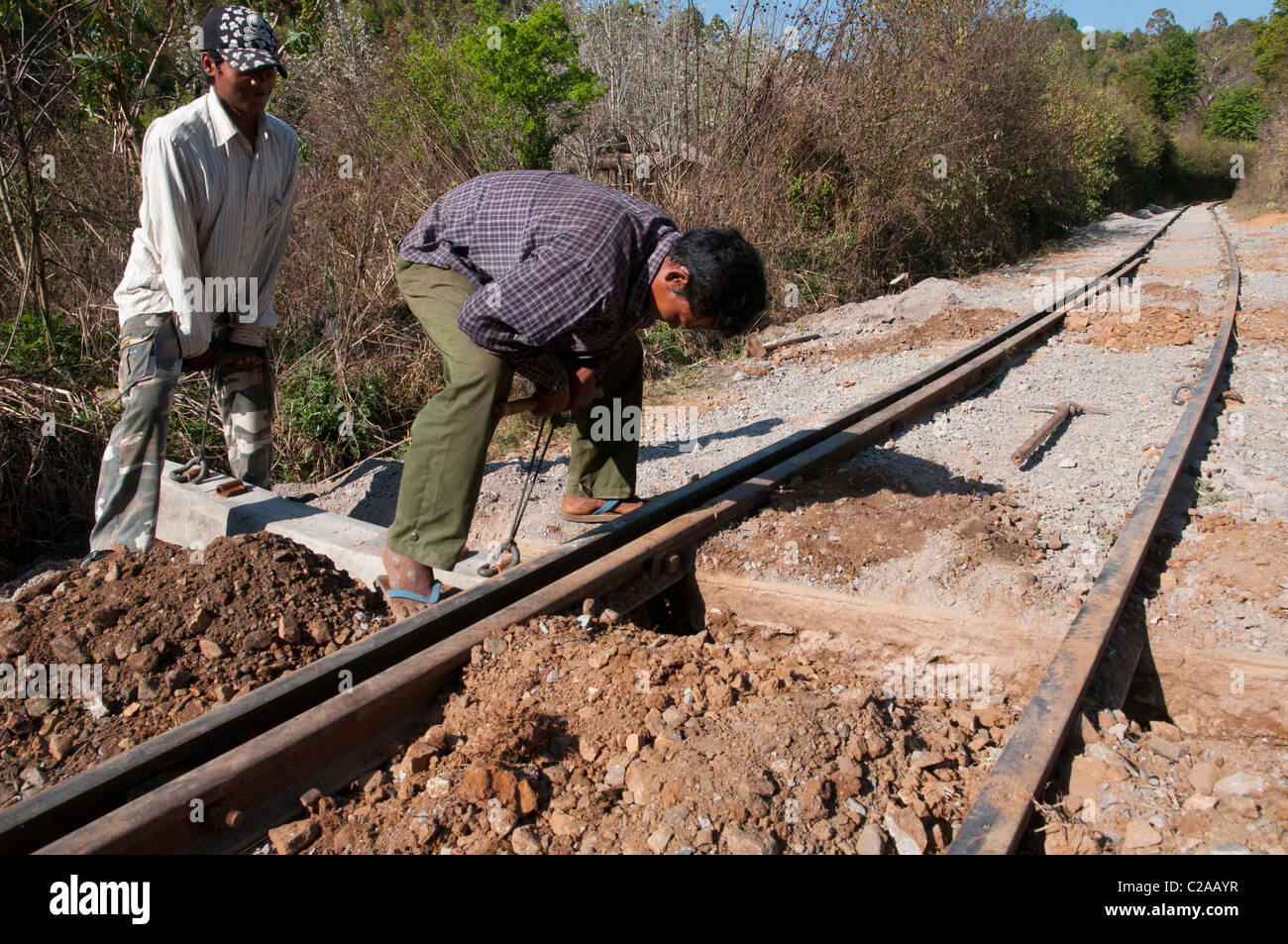 2 Männer Befestigung Schienen. Thazi-Shwenyaung-Bahn-Linie. Südlichen Shan-Staat. Myanmar Stockfoto