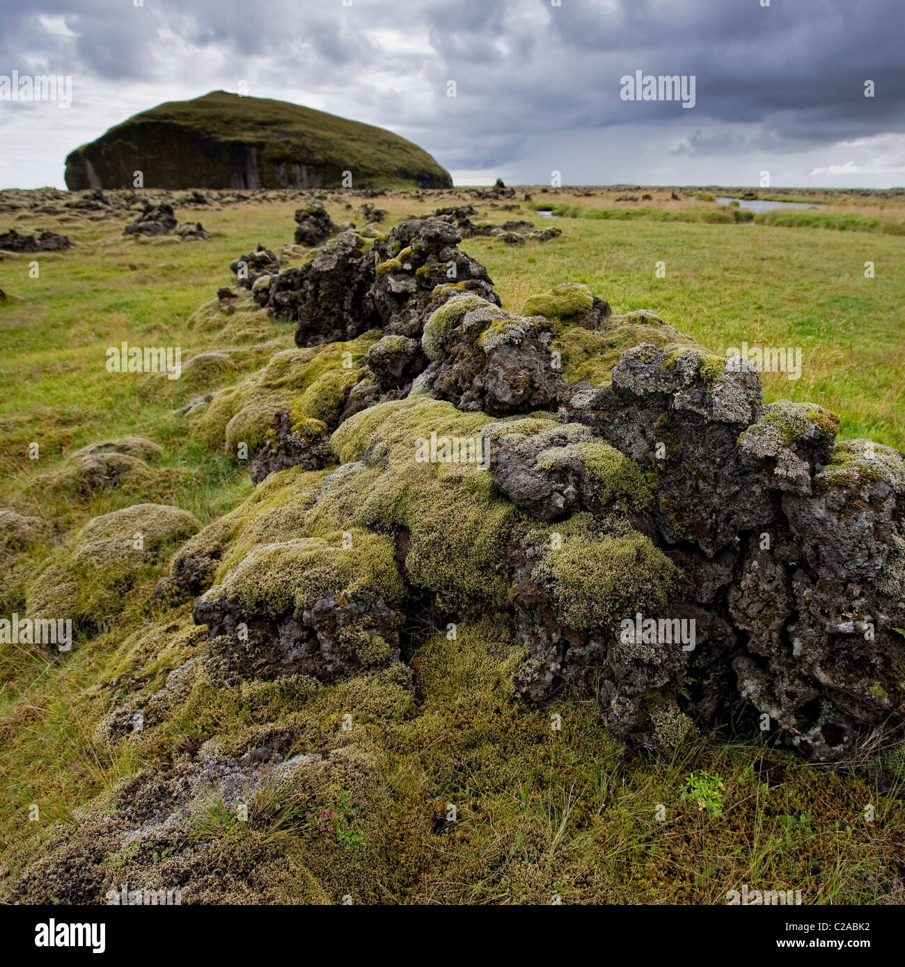 Lava und Moos Landschaft mit Mt. Orustuholl (Schlacht am Berg), Island Stockfoto