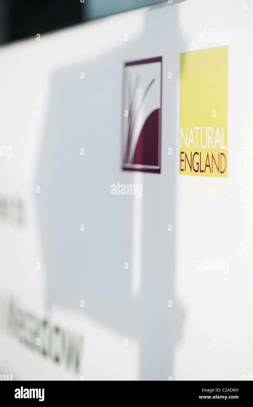 Natürliches England Wegweiser mit direktionalen Wegweiser Schatten Stockfoto