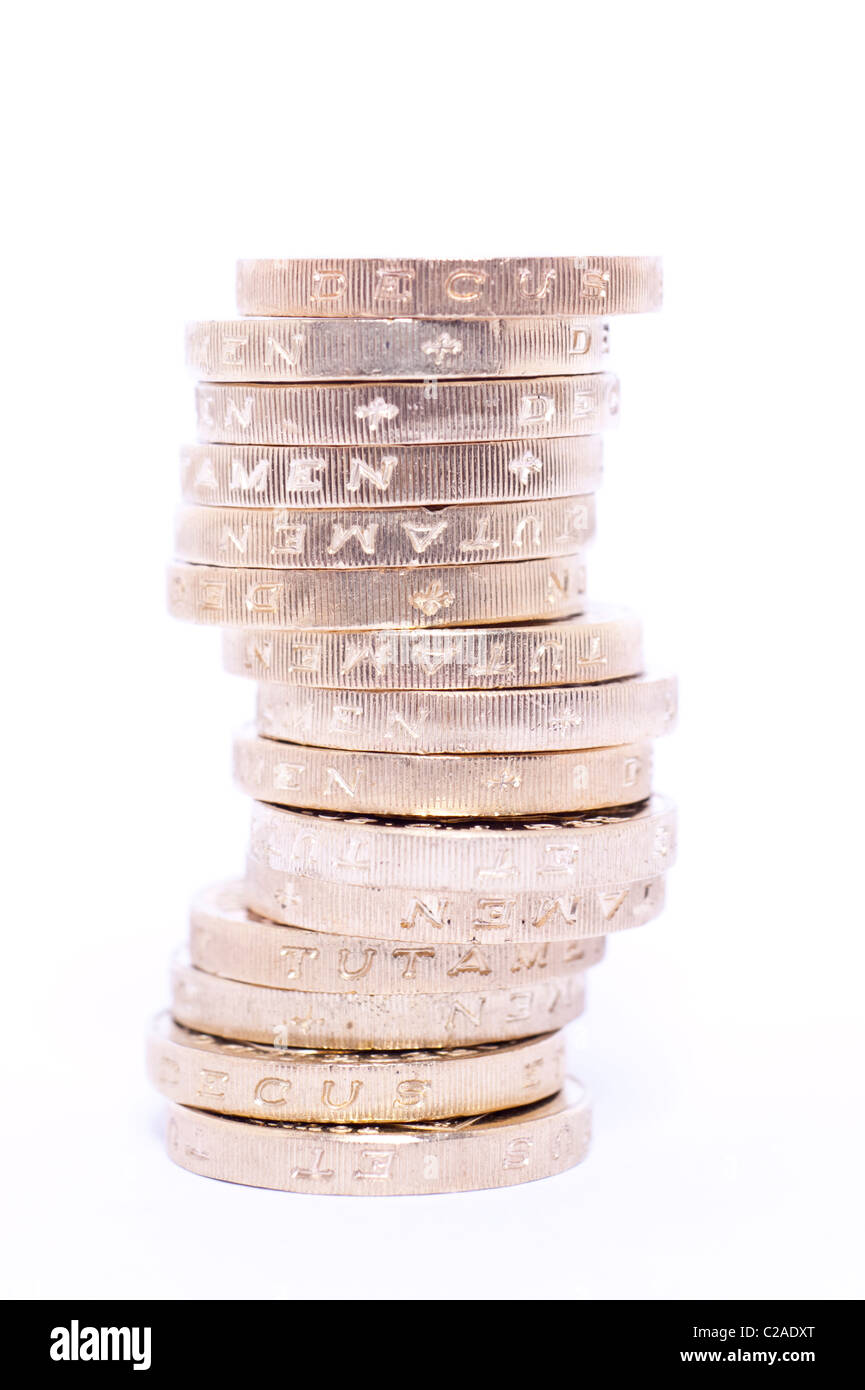 Ein Stapel von englischen Münzen ein Pfund (£1) auf einem weißen Hintergrund Stockfoto