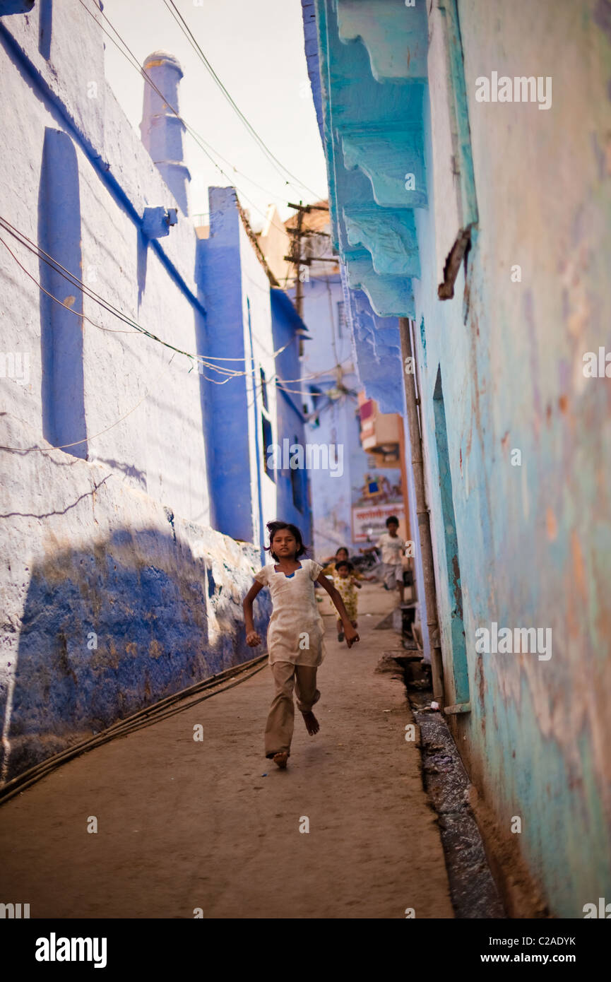 Indische Kinder laufen auf einer Straße Stockfoto