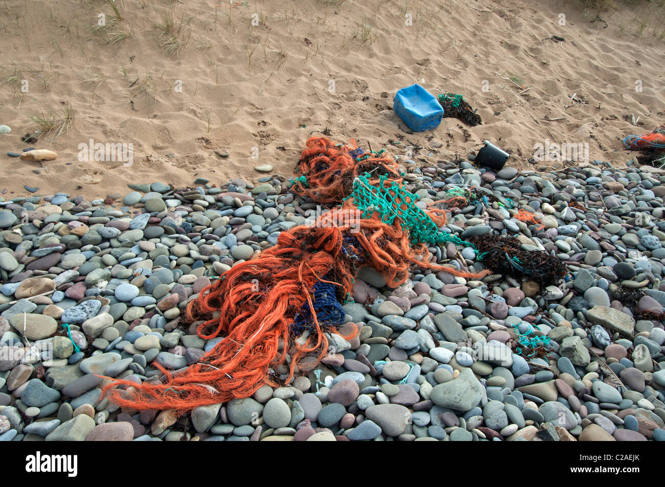 Verworfen, Fischernetz am Strand Freshwater West Pembrokeshire Wales Stockfoto