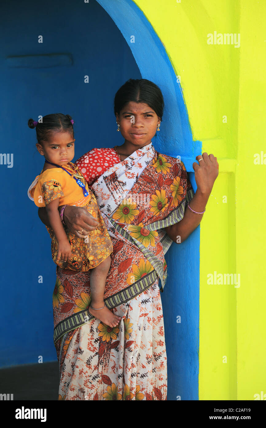 Indische Mutter mit Kind auf blauen und gelben Tür Weg Andhra Pradesh in Indien Stockfoto
