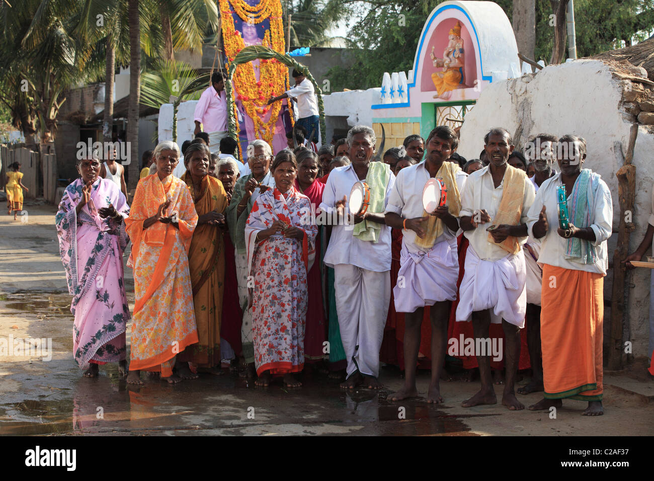 Menschen singen Bhajans für die gute Gesundheit der Bhagawan Sathya Sai Baba Andhra Pradesh in Indien Stockfoto