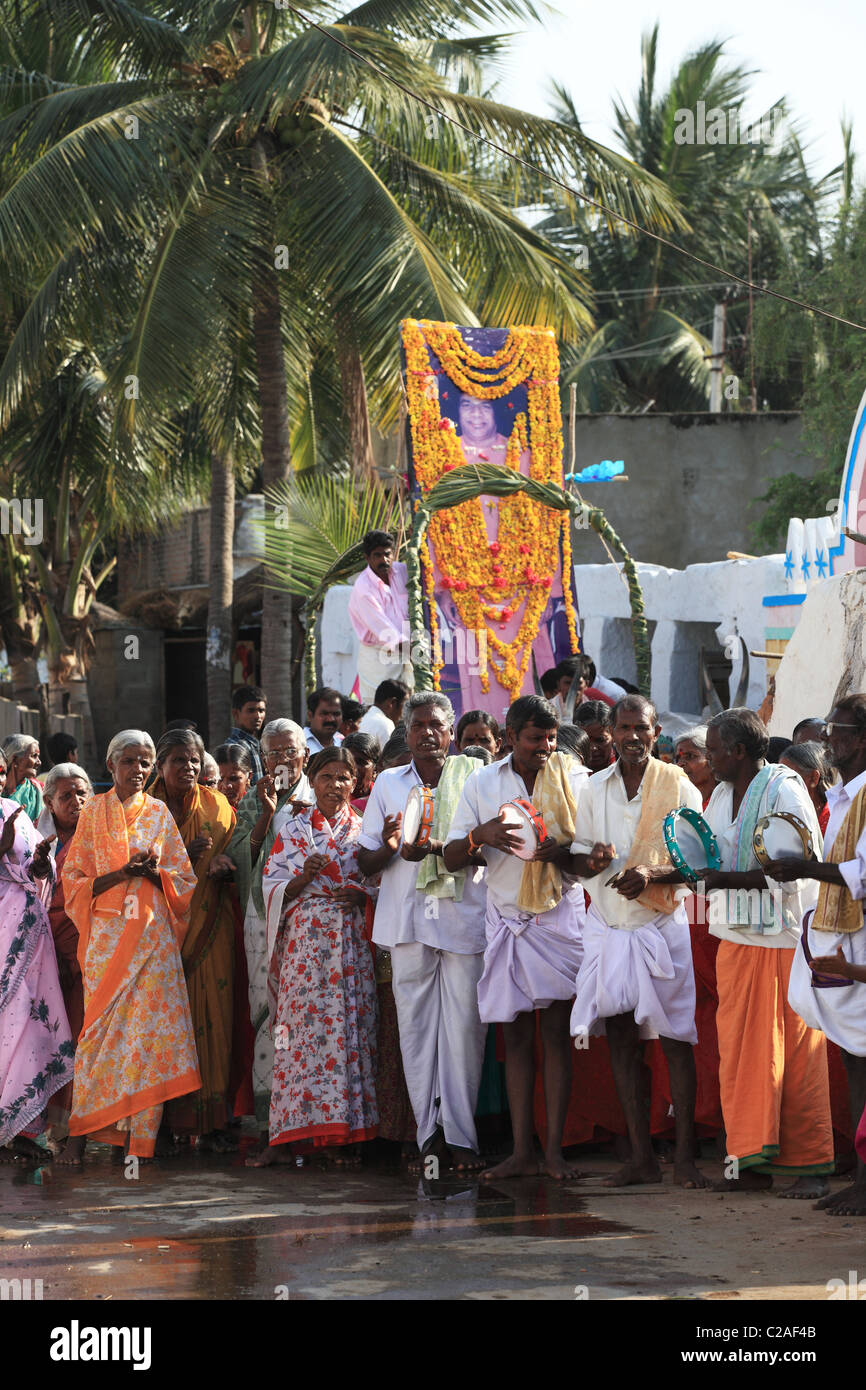 Menschen singen Bhajans für die gute Gesundheit der Bhagawan Sathya Sai Baba Andhra Pradesh in Indien Stockfoto