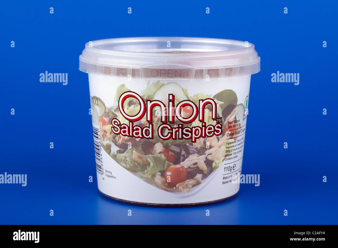 Kunststoff versiegelt 110 Gramm Wanne mit Zwiebel Salat Crispies eine Salat-Zusatz-Vorspeise Stockfoto