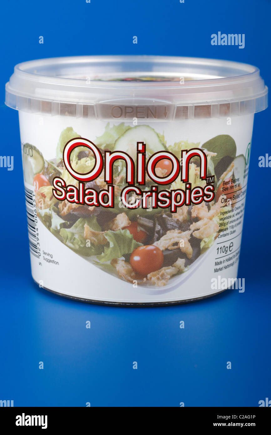 Kunststoff versiegelt 110 Gramm Wanne mit Zwiebel Salat Crispies eine Salat-Zusatz-Vorspeise Stockfoto