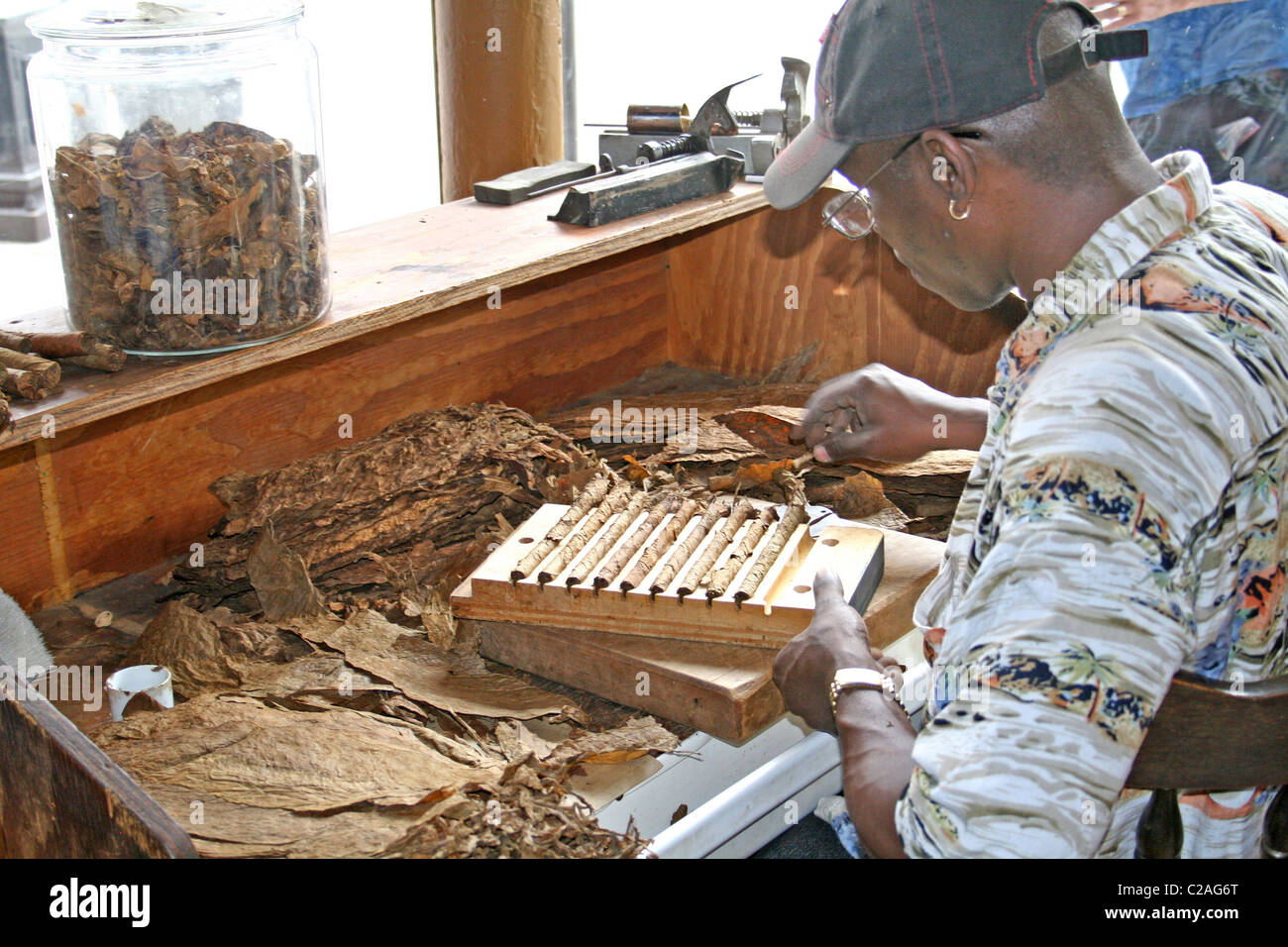 Ethnische Mann Hand machen Zigarren historischen Ybor City, Tampa Florida Stockfoto
