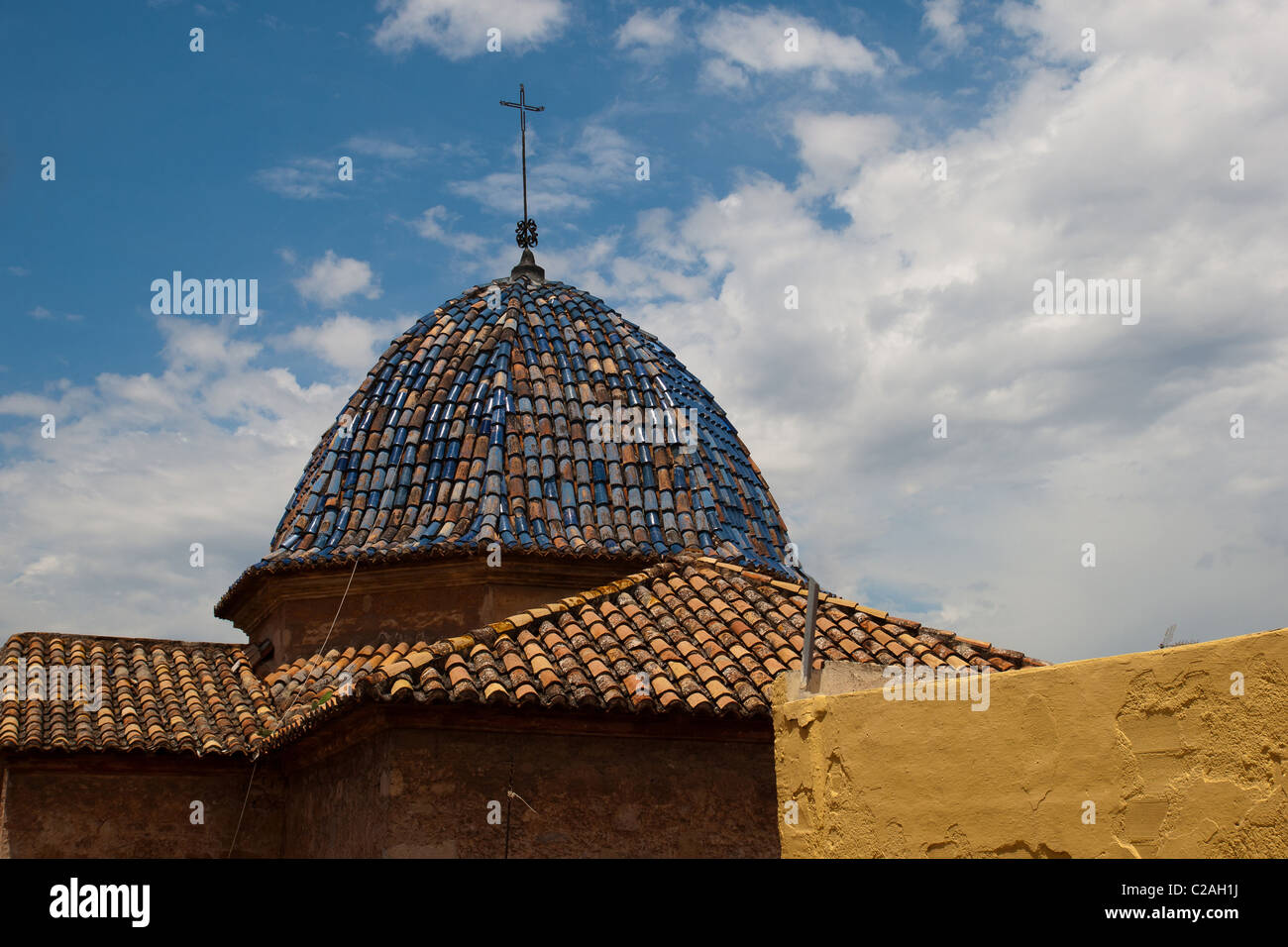 Alte Kirchen-farbige Ziegel-Dach gegen blauen Himmel Stockfoto