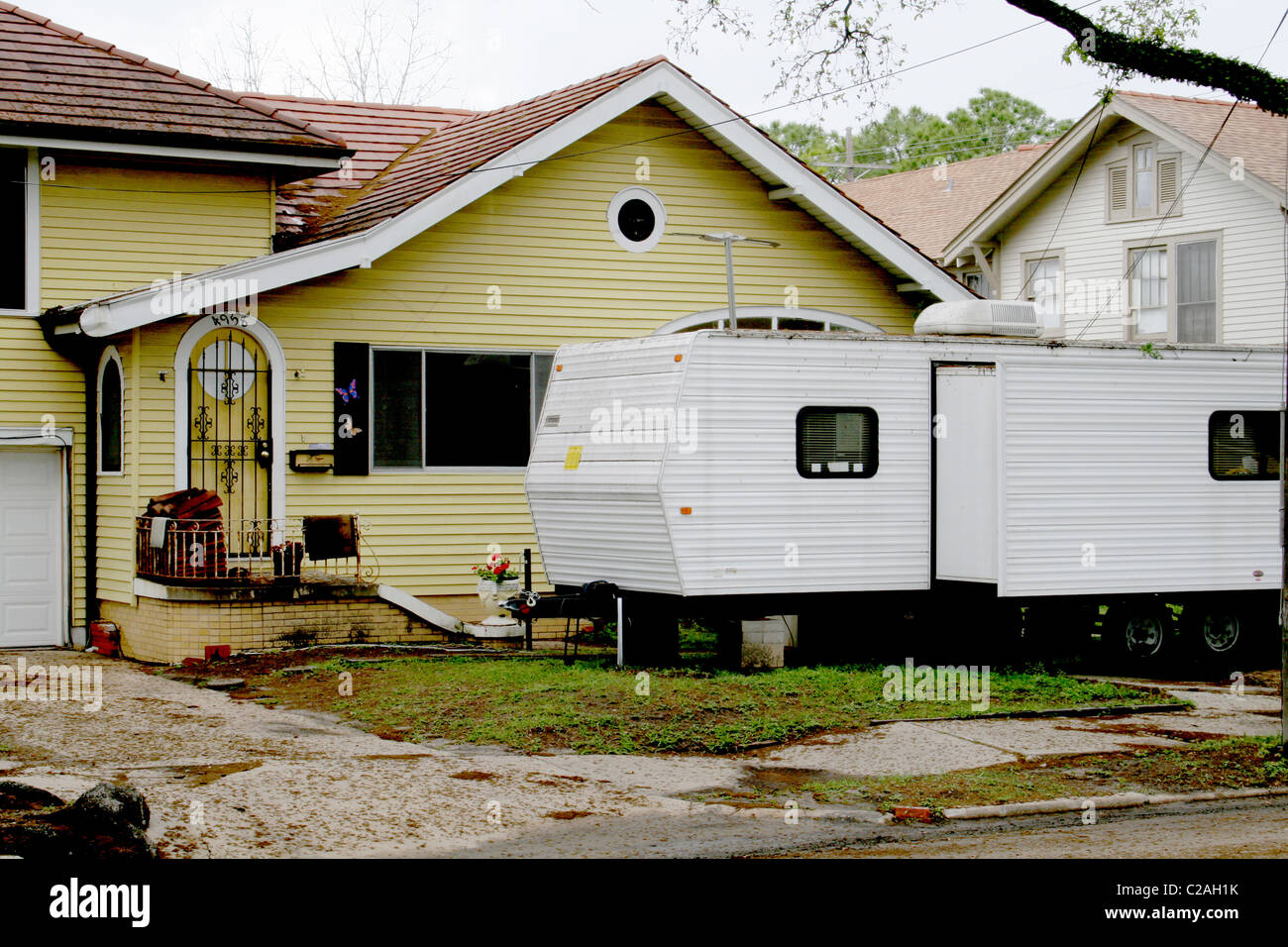 Hurrikan Katrina beschädigt Haus mit Relief-Anhänger New Orleans Louisiana Stockfoto