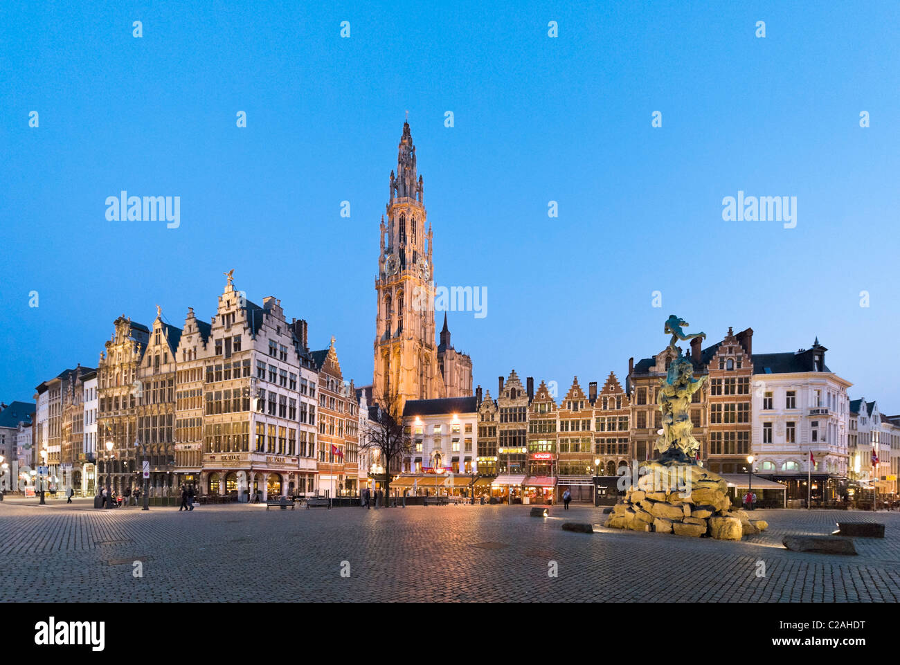 Die Grote Mark (Hauptplatz) und Brabo-Brunnen in der Nacht mit Onze-Lieve-Vrouwekathedraal (Kathedrale) hinter, Antwerpen, Belgien Stockfoto