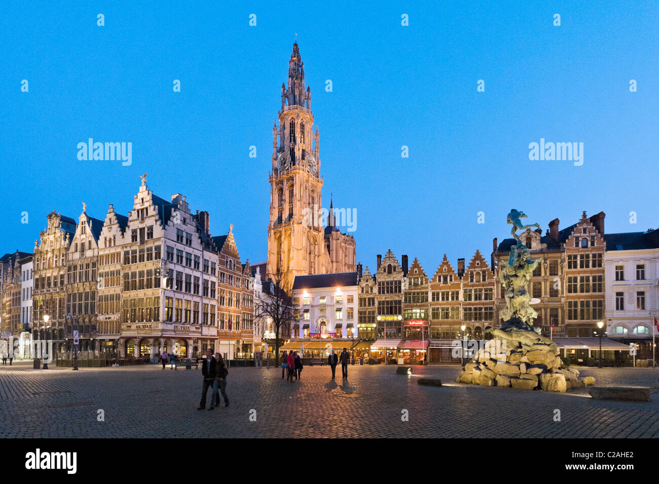 Die Grote Mark (Hauptplatz) und Brabo-Brunnen in der Nacht mit Onze-Lieve-Vrouwekathedraal (Kathedrale) hinter, Antwerpen, Belgien Stockfoto